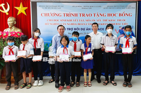Trao 100 triệu đồng học bổng cho học sinh khuyết tật, mồ côi, yếu thế