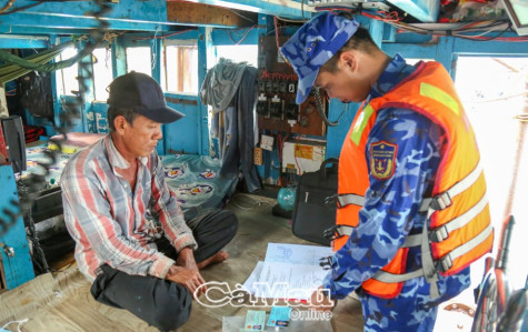 Bắt giữ tàu vận chuyển dầu trái phép