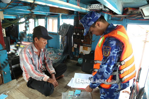 Bắt giữ, xử lý tàu cá vận chuyển khoảng 30.000 lít dầu DO trái phép