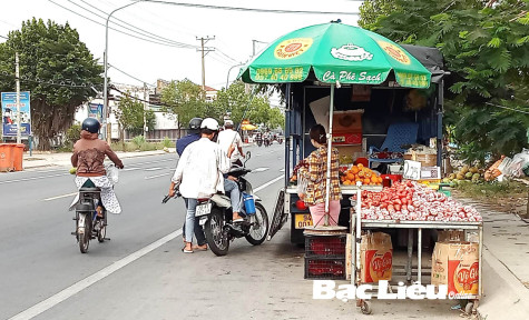 Tái diễn tình trạng xe tải bán hàng giữa đường