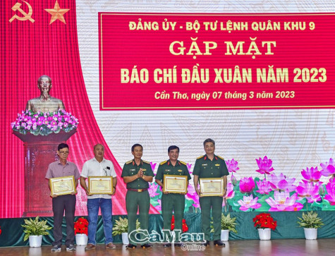 Báo chí góp phần động viên chiến sĩ vững tay súng nơi biên cương