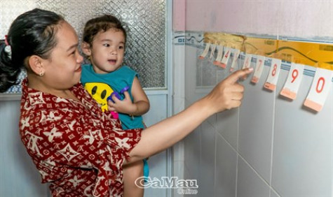 Bé gái hơn 2 tuổi đã biết đọc chữ