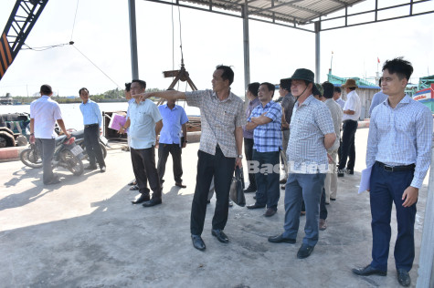 Phó Chủ tịch UBND tỉnh kiểm tra tiến độ khắc phục sự cố xói lở ở cảng Gành Hào