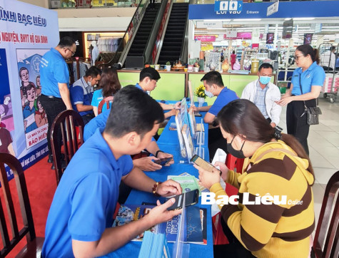 Bảo hiểm xã hội tỉnh: Tổ chức gian hàng tuyên truyền và hướng dẫn cài đặt ứng dụng VssID - BHXH số