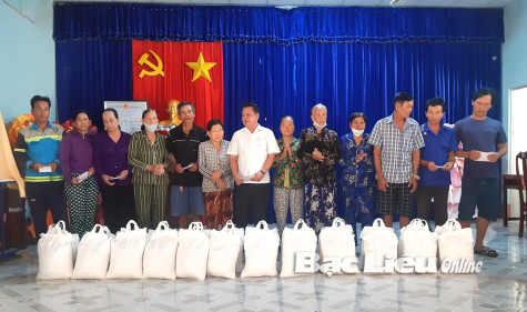 Trao 180 suất quà cho đồng bào Khmer đón Tết Chôl-chnăm-thmây năm 2023