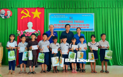 Ban liên lạc Cựu cán bộ Đoàn Thanh niên Việt Nam phía Nam: Trao thư viện khuyến học và 20 suất học bổng cho học sinh nghèo xã Hiệp Thành