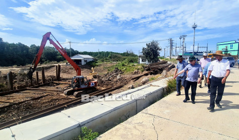 Cần đẩy nhanh tiến độ thi công đê biển Đông