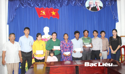 Báo Bạc Liêu trao vốn cho 5 hộ nghèo xã Vĩnh Thịnh