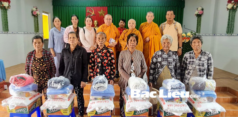 Gần 300 suất quà tặng các hộ nghèo, hộ đồng bào dân tộc Khmer