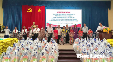 Tặng quà cho đồng bào dân tộc Khmer nhân dịp Tết cổ truyền Chôl-chnăm-thmây năm 2023