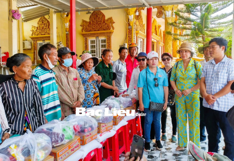 Nhiều đơn vị, địa phương thăm, tặng quà các chùa và đồng bào Khmer nhân dịp tết Chôl-chnăm-thmây năm 2023