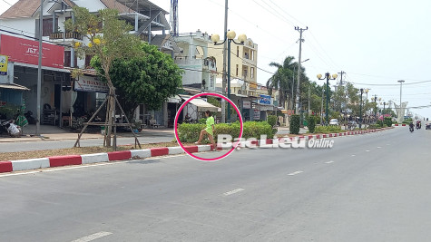 Vượt dải phân cách sang đường - nguy cơ mất an toàn giao thông
