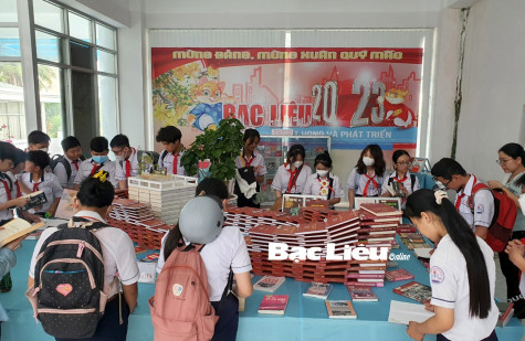 Trưng bày, triển lãm sách kỷ niệm những ngày lễ lớn
