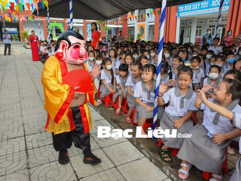 Viết tiếp bài báo​ “Khi con ngựa đau…”