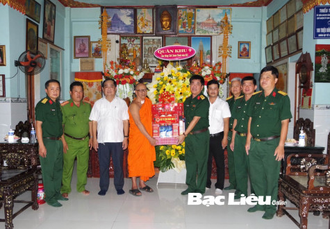 Đoàn cán bộ Quân khu 9 và Bộ CHQS tỉnh Bạc Liêu: Thăm, chúc tết Chôl-chnăm-thmây tại xã Hưng Hội