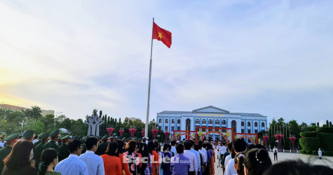 Cho con dự lễ chào cờ