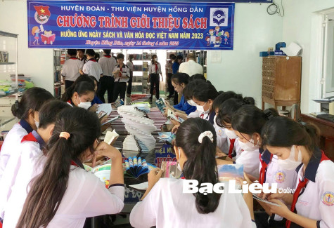 Huyện đoàn - Thư viện huyện Hồng Dân: Giới thiệu quyển sách “Đại thắng mùa xuân 1975 sự kiện - hỏi và đáp”