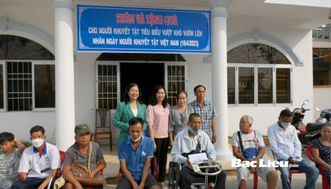 Sở LĐ-TB&XH: Tặng quà cho người khuyết tật tiêu biểu huyện Hồng Dân