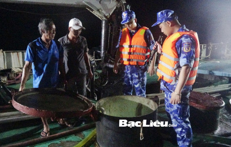 Bộ Tư lệnh Vùng Cảnh sát biển 4:​ Lập biên bản tàu vận chuyển 480.000 lít dầu không rõ nguồn gốc