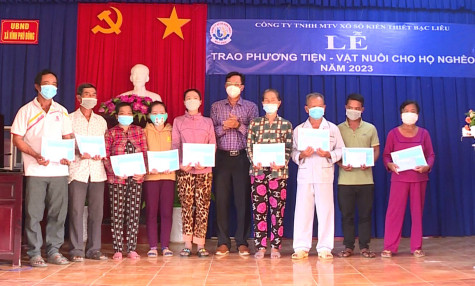 Công ty TNHH MTV Xổ số kiến thiết Bạc Liêu: Trao vốn, phương tiện sản xuất cho hộ nghèo xã Vĩnh Phú Đông