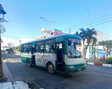 Xe buýt mở cửa khi đang lưu thông trên đường