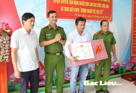 Huyện Hòa Bình: Khen thưởng tài xế trả gần 130 triệu đồng cho người đánh rơi