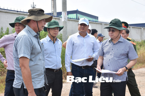 Phó Chủ tịch Thường trực UBND tỉnh - Lê Tấn Cận kiểm tra tiến độ thi công các công trình trên tuyến đê biển Đông
