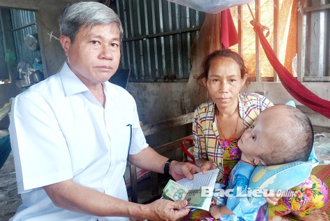 Trung tâm y tế huyện Hòa Bình: Thăm và trao tặng tiền hỗ trợ cho trẻ bị bệnh não úng thủy