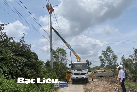 Thăm hỏi, tặng quà động viên công nhân ngành Điện làm việc ngoài trời
