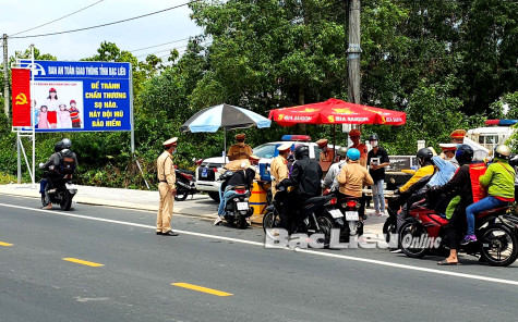 Hơn 10.000 chai nước suối, khăn lạnh, bánh và sữa tặng người dân về quê nghỉ lễ