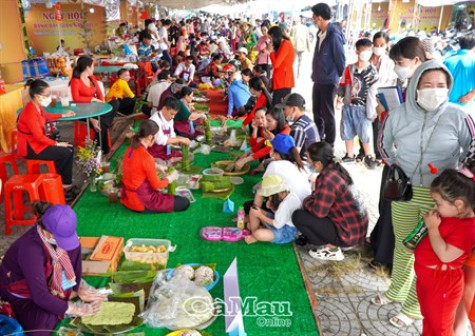 Đông đảo khách tham quan hội thi gói bánh tét