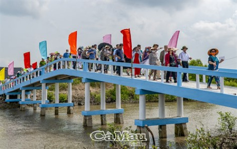 Trao 3 cây cầu cho xã An toàn khu Thanh Tùng
