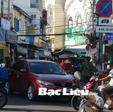 Dừng xe mua hàng dưới lòng đường gây cản trở giao thông