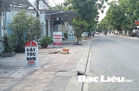 Biển quảng cáo cửa hàng “nhái” cột mốc giao thông