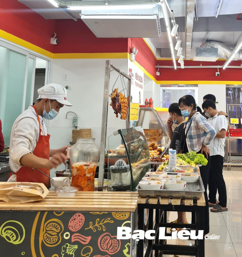 Hàng quán ăn uống “hốt bạc” dịp lễ