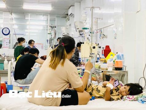 Cách chăm sóc và theo dõi trẻ mắc bệnh sốt xuất huyết tại nhà