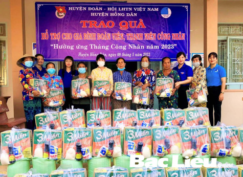 Huyện đoàn Hồng Dân: Trao 50 suất quà hỗ trợ gia đình đoàn viên - thanh niên công nhân có hoàn cảnh khó khăn