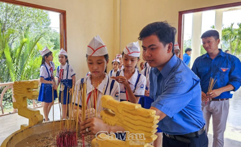 Trọn lòng yêu kính Bác