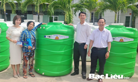 Trao tặng 30 bồn nhựa chứa nước cho người dân ven biển huyện Hòa Bình