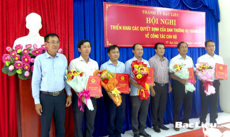 Thành ủy TP. Bạc Liêu: Trao Quyết định về công tác cán bộ cho 5 đồng chí