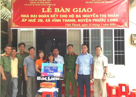 Công an tỉnh: Bàn giao nhà Đại đoàn kết và khánh thành cầu giao thông nông thôn tại xã Vĩnh Thanh