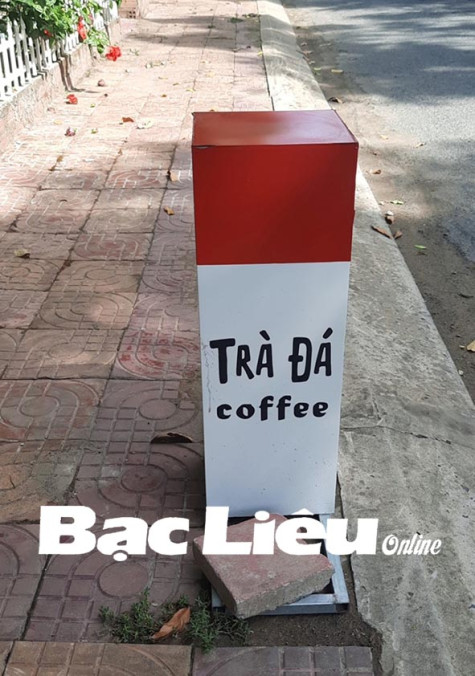 Biển quảng cáo “nhái” cột mốc giao thông đã được tháo dỡ