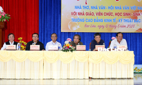 Cùng nói chuyện văn chương