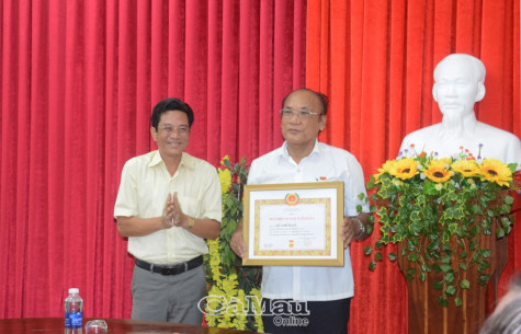15 đảng viên Đảng bộ Dân chính đảng nhận huy hiệu Đảng