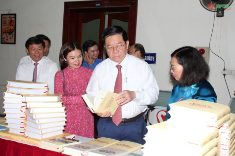 Giới thiệu cuốn sách quý của Tổng Bí thư Nguyễn Phú Trọng xuất bản bằng 7 ngoại ngữ