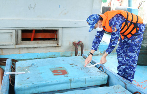 Thêm tàu vận chuyển dầu trái phép bị phát hiện