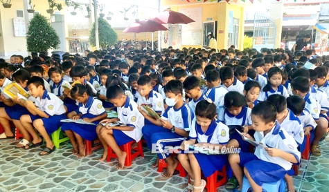 Tổ chức “Hành trình ánh sáng tri thức” cho học sinh dân tộc Khmer