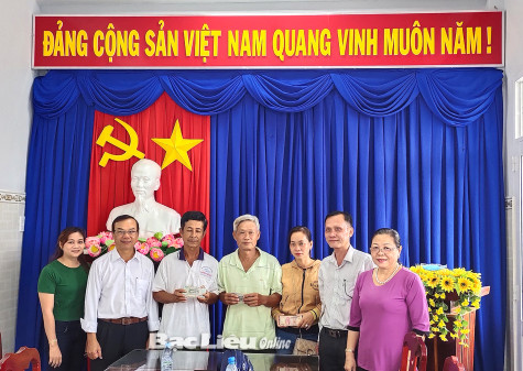 Giải ngân 100 triệu đồng cho hội viên nông dân thực hiện Dự án “Nuôi heo thương phẩm”