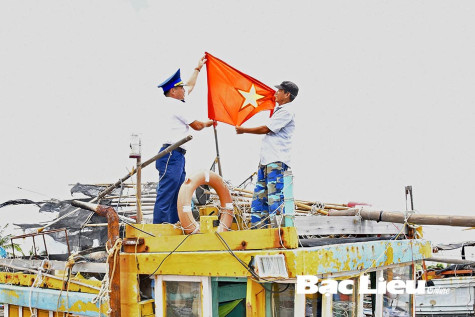 Cảnh sát biển đồng hành với ngư dân Bạc Liêu