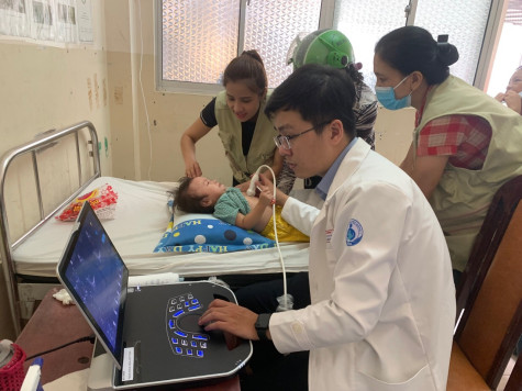 Khám tầm soát bệnh tim bẩm sinh và tặng quà cho hơn 800 trẻ em có hoàn cảnh khó khăn